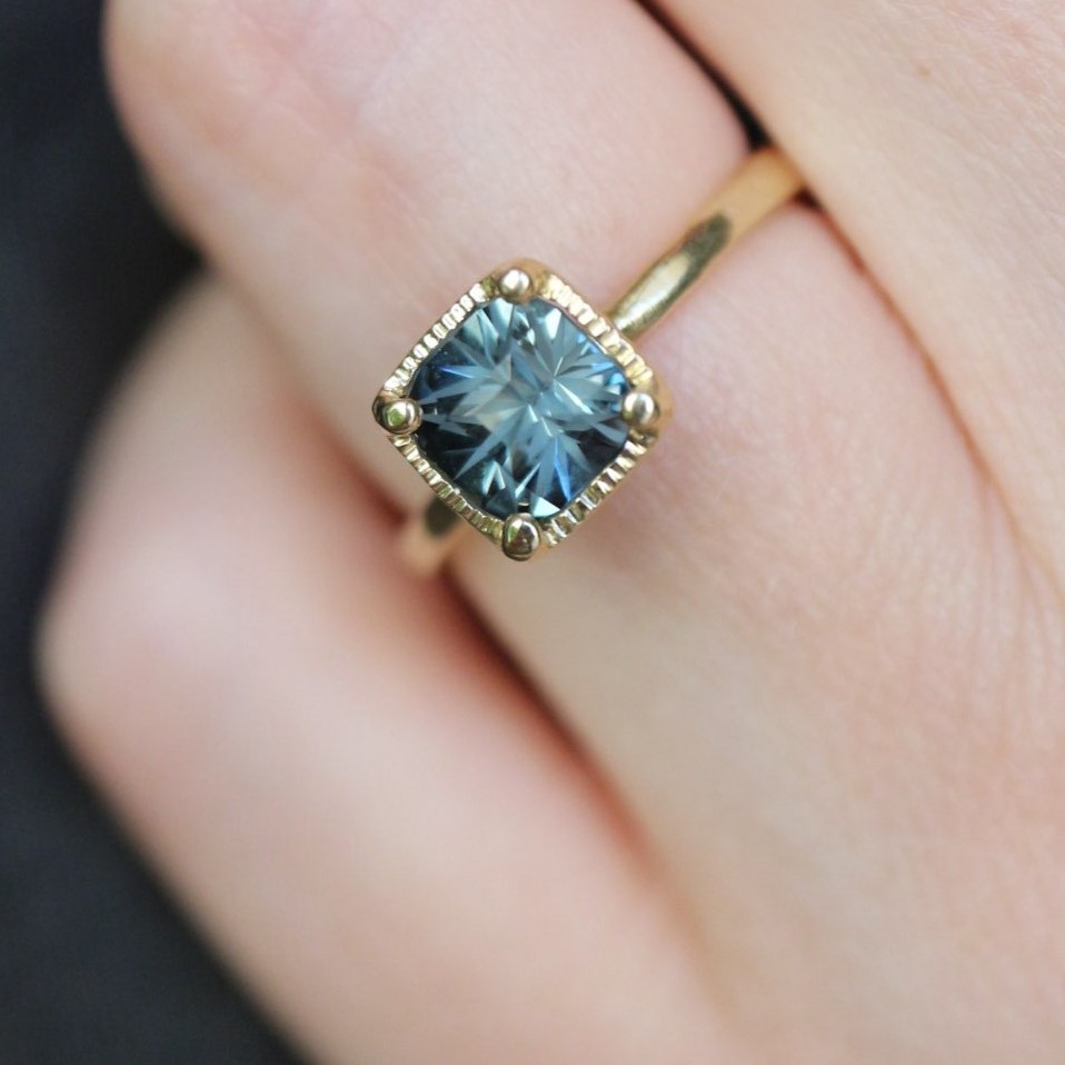Bague de fiançailles : Spinelle bleu du Mozambique 1,57ct.     Monté sur or jaune 18K par Marjorie Cia. Photo : Marjorie Cia